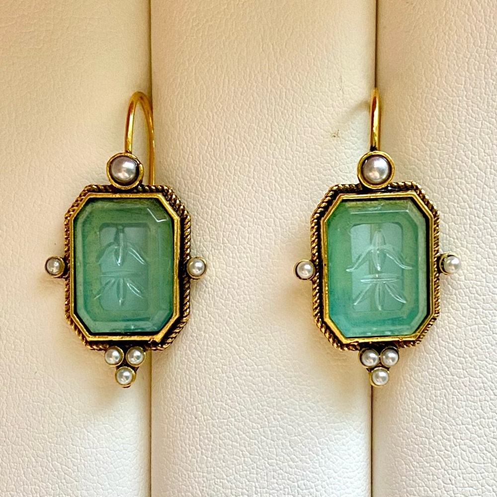 Elegant Gold and Green glass Earrings